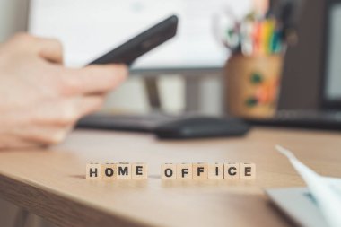 İçişleri Bakanlığı 'ndan ön planda mektuplar, merkez büroda çalışan bir adam, bulanık bir geçmiş.