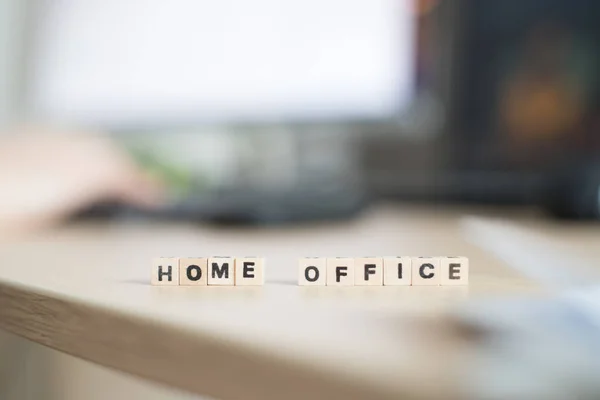 Home Office Buchstaben Vordergrund Mann Arbeitet Home Office Verschwommener Hintergrund — Stockfoto