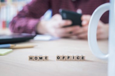 İçişleri Bakanlığı 'ndan ön planda mektuplar, merkez büroda çalışan bir adam, bulanık bir geçmiş.