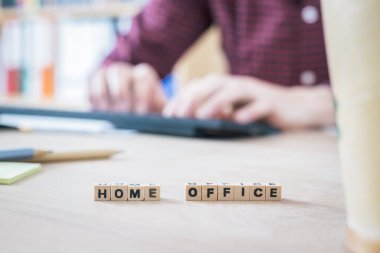 İçişleri Bakanlığı 'ndan ön planda mektuplar, merkez büroda çalışan bir adam, bulanık bir geçmiş.