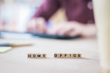 İçişleri Bakanlığı 'ndan ön planda mektuplar, merkez büroda çalışan bir adam, bulanık bir geçmiş.