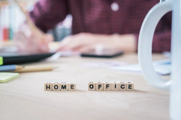 Home Office Buchstaben Vordergrund Mann Arbeitet Home Office Verschwommener Hintergrund — Stockfoto