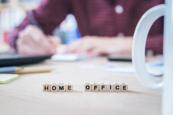 Home Office Buchstaben Vordergrund Mann Arbeitet Home Office Verschwommener Hintergrund — Stockfoto