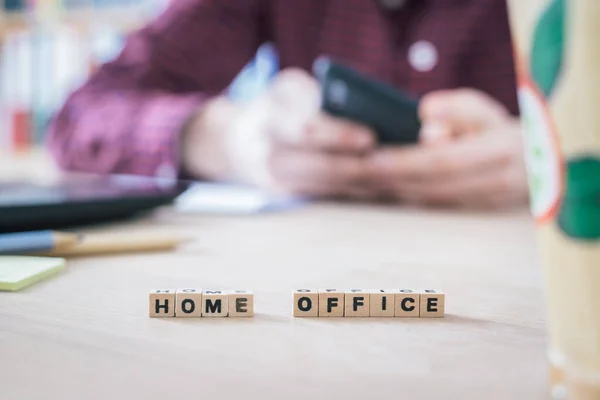 Home Office Buchstaben Vordergrund Mann Arbeitet Home Office Verschwommener Hintergrund — Stockfoto