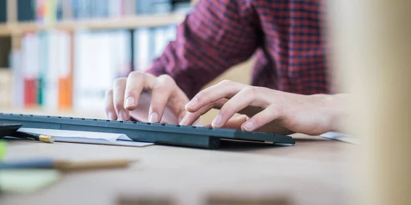 Digitando Mãos Teclado Home Office Com Espaço Texto — Fotografia de Stock