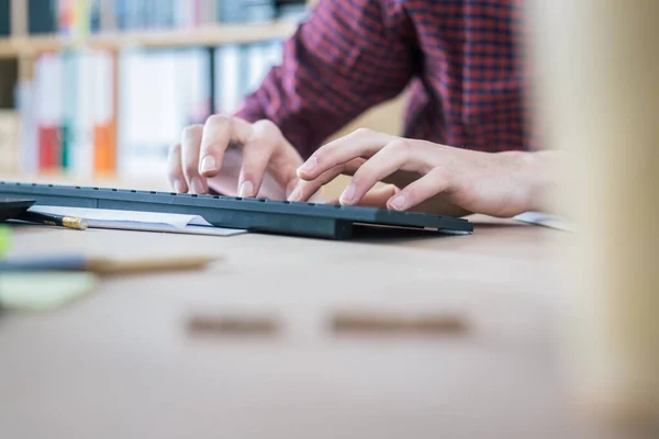 Digitando Mãos Teclado Home Office Com Espaço Texto — Fotografia de Stock