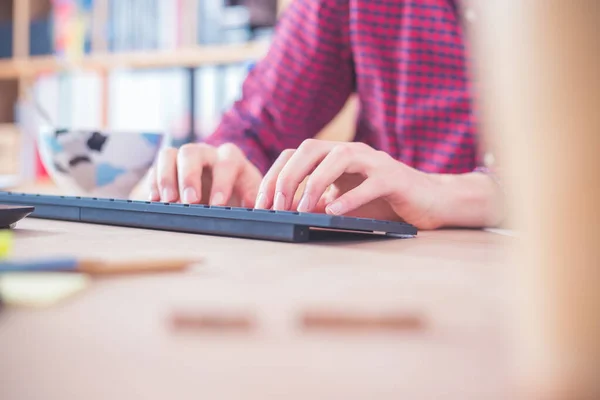 Digitando Mãos Teclado Home Office Com Espaço Texto — Fotografia de Stock