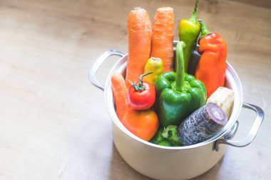 Mutfakta, üst tarafta sağlıklı sebzeler var.