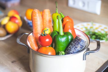 Mutfakta, üst tarafta sağlıklı sebzeler var.