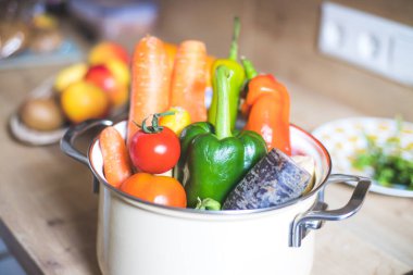 Mutfakta, üst tarafta sağlıklı sebzeler var.