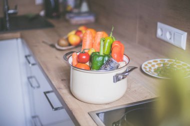 Mutfakta, üst tarafta sağlıklı sebzeler var.