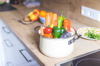 Mutfakta, üst tarafta sağlıklı sebzeler var.