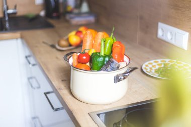 Mutfakta, üst tarafta sağlıklı sebzeler var.