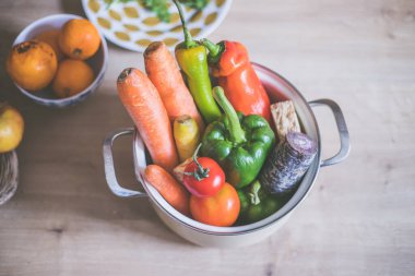 Mutfakta, üst tarafta sağlıklı sebzeler var.