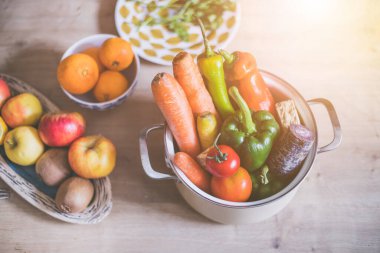 Mutfakta, üst tarafta sağlıklı sebzeler var.