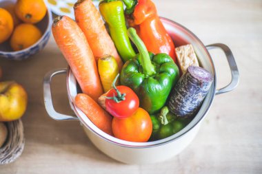 Mutfakta, üst tarafta sağlıklı sebzeler var.