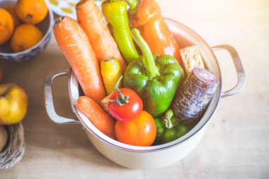 Mutfakta, üst tarafta sağlıklı sebzeler var.