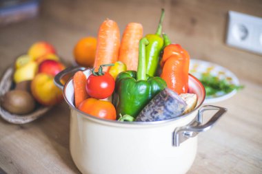 Mutfakta, üst tarafta sağlıklı sebzeler var.