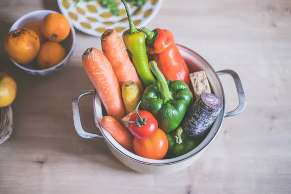 Mutfakta, üst tarafta sağlıklı sebzeler var.