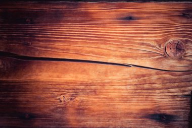 Eski ahşap kalasların yakın plan fotoğrafı.