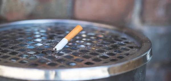 Gros Plan Cigarette Dans Cendrier Public Gros Plan Extrême Mise — Photo