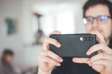 Siyah akıllı telefon kameralarını kapatın, çekim yapın ve içeride resim çekin. İçerik üretimi.