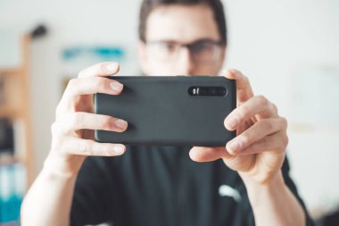 Siyah akıllı telefon kameralarını kapatın, çekim yapın ve içeride resim çekin. İçerik üretimi.