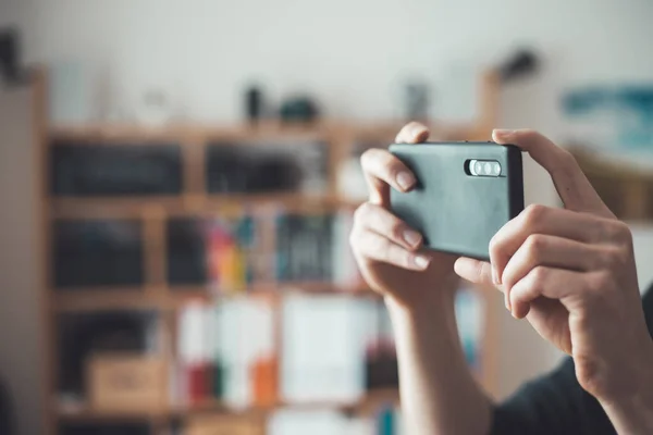 Close Câmera Smartphone Preto Filmando Fazendo Fotos Dentro Casa Produção — Fotografia de Stock