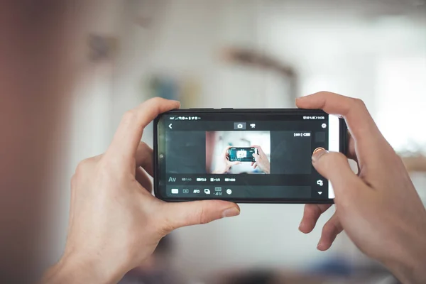 Close Câmera Smartphone Preto Filmando Fazendo Fotos Dentro Casa Produção — Fotografia de Stock