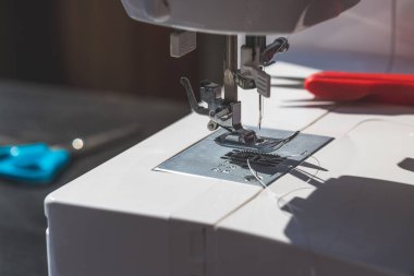 Dikiş ipliği ile metal dikiş iğnesini kapat