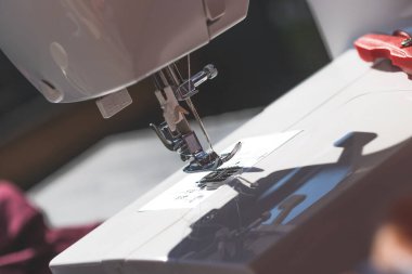 Dikiş ipliği ile metal dikiş iğnesini kapat