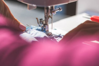 Tekstil ve dikiş iğneleriyle çalışan kanalizasyonu kapatın.