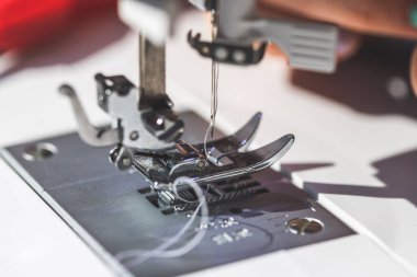 Dikiş ipliği ile metal dikiş iğnesini kapat