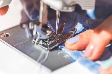 Tekstil ve dikiş iğneleriyle çalışan kanalizasyonu kapatın.