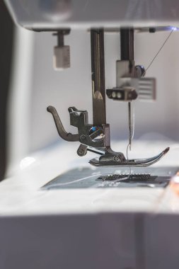 Dikiş ipliği ile metal dikiş iğnesini kapat