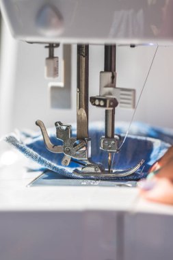 Tekstil ve dikiş iğneleriyle çalışan kanalizasyonu kapatın.