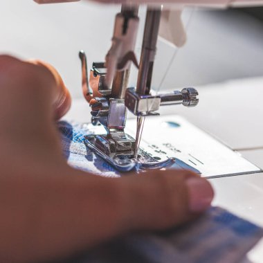Tekstil ve dikiş iğneleriyle çalışan kanalizasyonu kapatın.