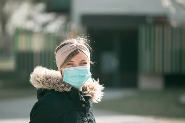 Mujer Joven Aire Libre Poniéndose Mascarilla Virus Corona Temporada Gripe — Foto de Stock
