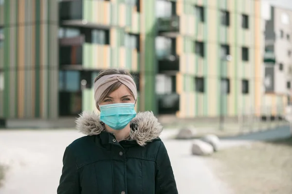 Wanita Muda Luar Ruangan Mengenakan Masker Wajah Virus Korona Dan — Stok Foto