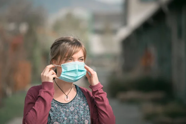 Mujer Joven Aire Libre Poniéndose Mascarilla Virus Corona Temporada Gripe — Foto de Stock