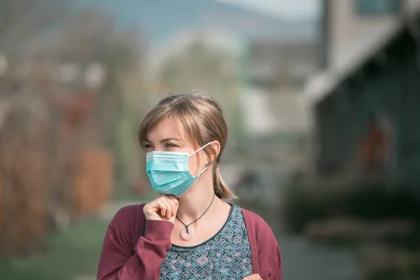 Mujer Joven Aire Libre Poniéndose Mascarilla Virus Corona Temporada Gripe — Foto de Stock