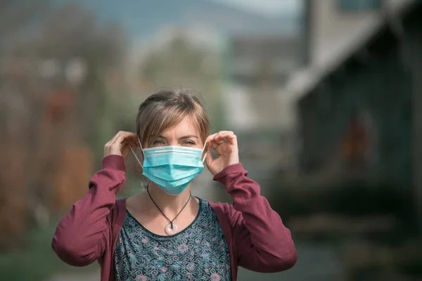 Mujer Joven Aire Libre Poniéndose Mascarilla Virus Corona Temporada Gripe — Foto de Stock