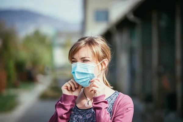 Mujer Joven Aire Libre Poniéndose Mascarilla Virus Corona Temporada Gripe — Foto de Stock