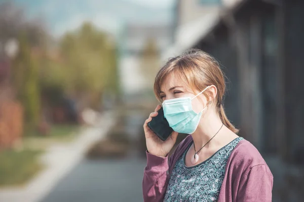 Wanita Muda Luar Ruangan Mengenakan Masker Wajah Dan Smartphone Virus — Stok Foto