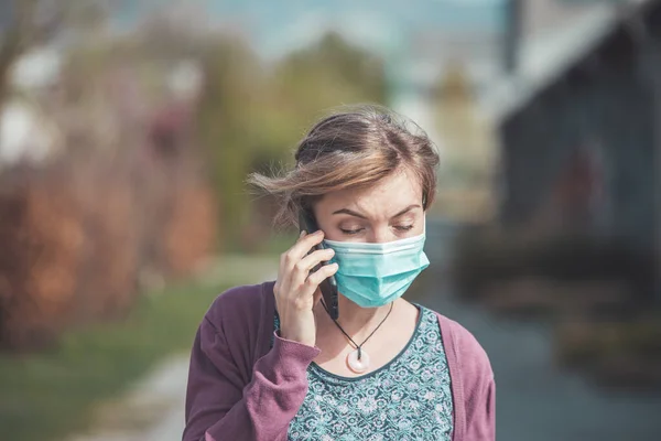 Mujer Joven Aire Libre Con Una Máscara Facial Teléfono Inteligente — Foto de Stock