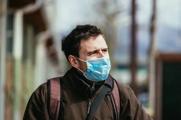 Unge Man Utomhus Klädd Ansiktsmask Coronavirus Och Influensasäsong — Stockfoto