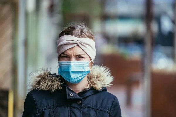 Mujer Joven Aire Libre Con Una Máscara Facial Virus Corona — Foto de Stock