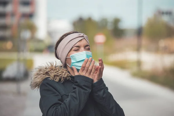 Joven Mujer Estornuda Aire Libre Con Una Máscara Facial Virus — Foto de Stock