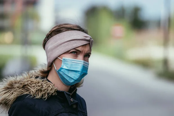 Ung Kvinna Utomhus Klädd Ansiktsmask Coronavirus Och Influensasäsong — Stockfoto