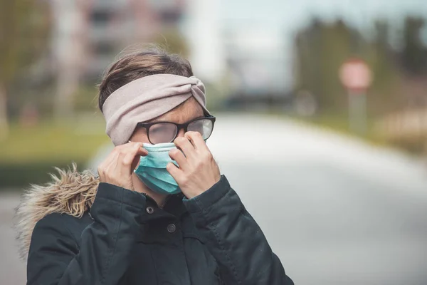 Mujer Joven Aire Libre Con Una Máscara Facial Gafas Gafas — Foto de Stock